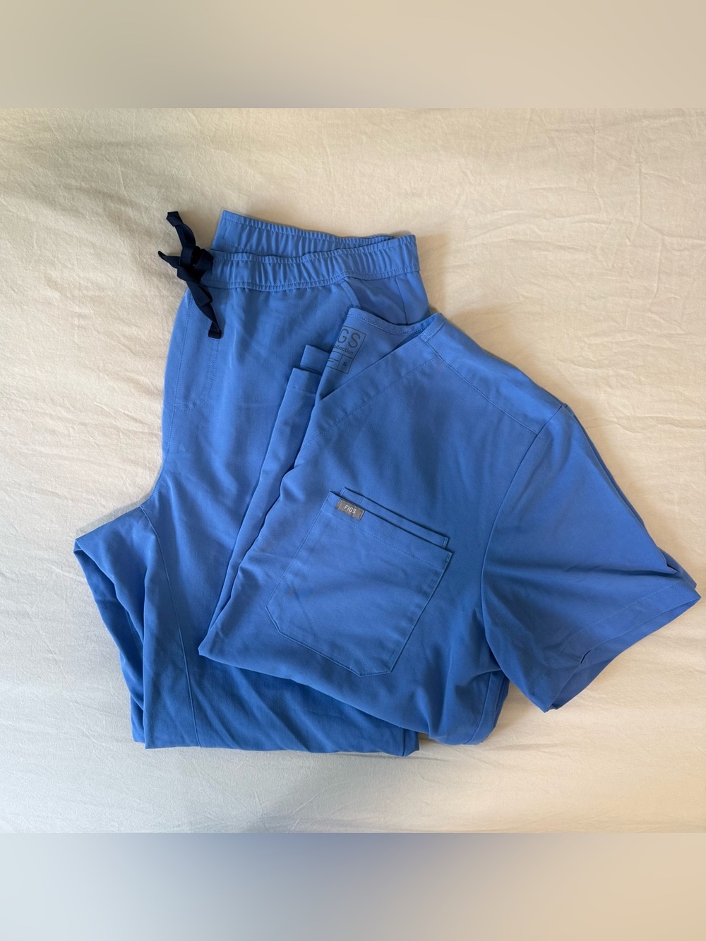 FIGS Men’s Ceil Blue Scrub Top and Jogger Pants Set XL

Like New, Gently Worn